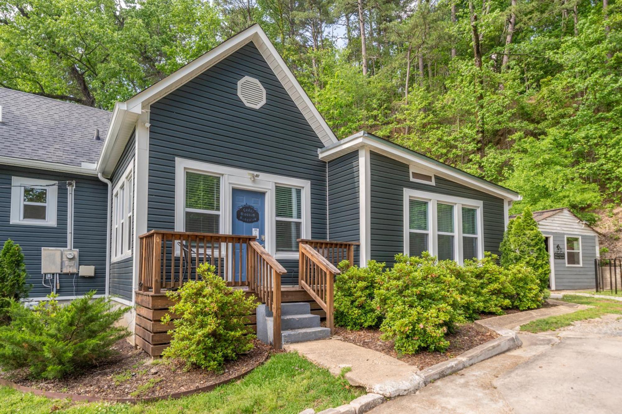Cedar Blossom Bungalow Is A Cozy Getaway With A 5 Minute Walk To Downtown! Hot Springs Zewnętrze zdjęcie